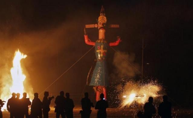 Spectators look at an effigy of the 10-headed demon King Ravana before it is burnt during the festival of Dussehra in Srinagar October 24, 2012. Dussehra