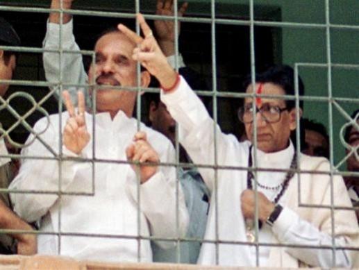 File photo: Bal Thackeray flashes a victory sign to his supporters outside a city court in Mumbai after the judge dismissed a case against him for his alleged role in a 1992-93 Hindu-Muslim riot. Standing beside him is then union minister for heavy industries Manohar Joshi. Balasaheb Thackeray and Manohar Joshi
