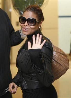 Janet Jackson waves upon her arrival at New Tokyo international airport in Narita, east of Tokyo, April 9, 2008. Janet Jackson