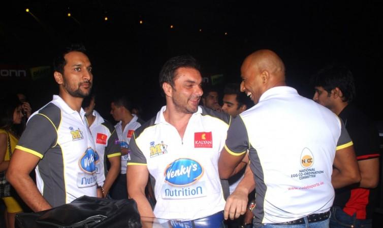Sohail Khan enjoying the CCL Glam Night Party Celebrity Cricket League 2013