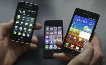 consumer-comparing-smartphones