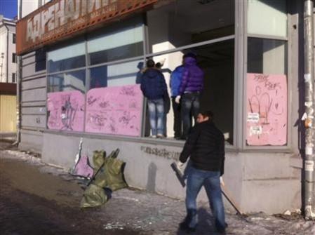 People look at damage to a shop following sightings of falling objects in the sky in the Urals city of Chelyabinsk February 15, 2013.(Reuters) People look at damage to a shop following sightings of falling objects in the sky in the Urals city of Chelyabinsk February 15, 2013.(Reuters)