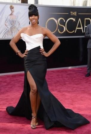 Kelly Rowland struck an Angelina pose in a strapless black and white Donna Karan Atelier dress but failed to impress. (Twitter/ @kpoppkpop)