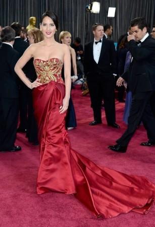 Olivia Munn seemed keen to blend in with the red carpet in her deep red Marchesa dress with a long train that made it difficult for her to move. (Twitter/@hellomag)