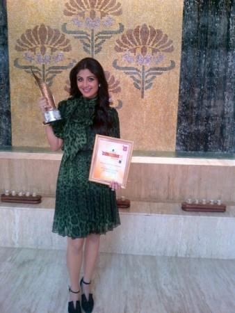Shilpa Shetty with her  WELLNESS ICON award. (Twitter)