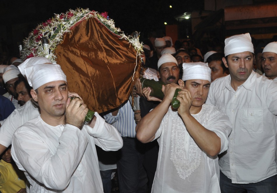 Bollywood actor Aamir Khan (3rd R) and brother Faisal Khan (L) carry the body of their father Tahir Hussain during his funeral in Mumbai February 3, 2010.