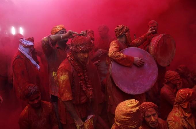 Holi 2013: Spectacular Images of Lathmar Holi Celebrated in Mathura ...