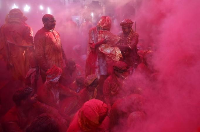 Holi 2013: Spectacular Images of Lathmar Holi Celebrated in Mathura ...