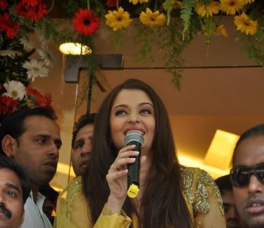 Aishwarya Rai Bachchan at Kalyan Jewellers showroom inauguration (Facebook/ kalyan jewellers) Aishwarya Rai Bachchan