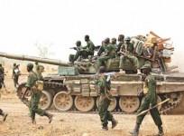 south-sudanese-soldiers-walk-alongside-a-tank-as-they-withdraw-from-the-town-of-jau-at-the-disputed-border-with-sudan