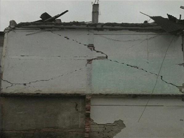 A view of cracks on a wall after a 6.6 magnitude earthquake hit southwestern China's Sichuan province. (credit: Reuters) A view of cracks on a wall after a 6.6 magnitude earthquake hit southwestern China's Sichuan province.