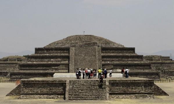 Visitors look on at the archaeological area of the Quetzalcoatl Temple near the Pyramid of the Sun at the Teotihuacan archaeological site, about 60 km (37 miles) north of Mexico City. (Credit: Reuters) Visitors look on at the archaeological area of the Quetzalcoatl Temple near the Pyramid of the Sun at the Teotihuacan archaeological site