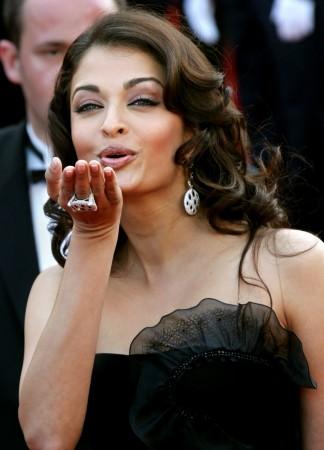 Indian actress Aishwarya Rai blows a kiss as she attend the world premiere of 