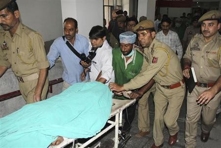 Police and hospital staff shift Sanaullah Haq, a Pakistani prisoner, to an intensive care ward in a hospital in Jammu May 3, 2013.