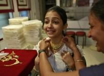 indians-shopping-for-gold-after-prices-fell