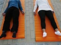 people-take-part-in-a-free-yoga-class-at-the-parque-del-oeste-in-madrid-september-27-2007