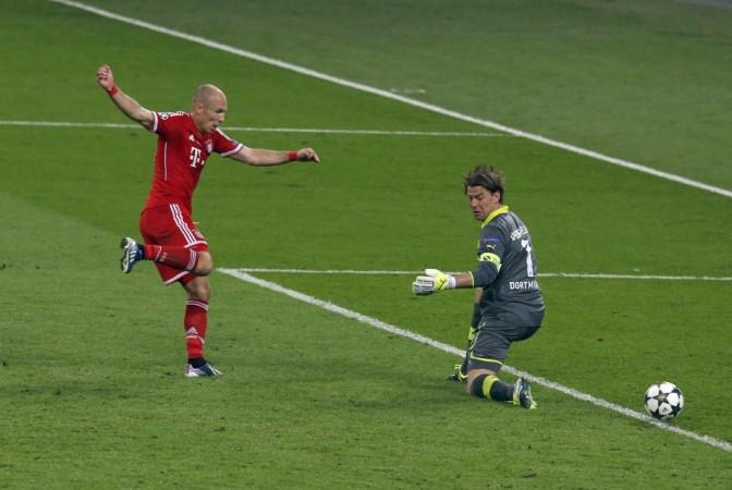 Bayern Munich's Arjen Robben shoots to score past Borussia Dortmund's goalkeeper Roman Weidenfeller during their Champions League Final soccer match at Wembley Stadium in London Arjen Robben