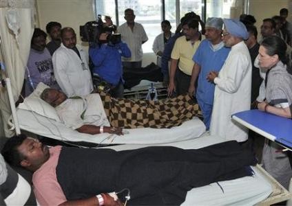 Prime Minister Manmohan Singh (2nd R) and Sonia Gandhi (R), chief of Congress party, meet with victims injured in an ambush on Saturday, at a hospital in Raipur May 26, 2013.