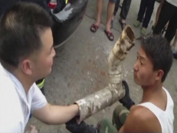 Firefighters and doctors rescue an abandoned newborn baby boy by cutting away a sewage pipe piece by piece, in this still image taken from video, in Jinhua city, Zhejiang province May 25, 2013 (Reuters) Chinese Newborn baby
