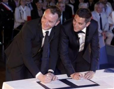 Vincent Autin (L) and Bruno Boileau sign the register as they are married at the town hall in Montpellier May 29, 2013. REUTERS/Jean-Paul Pelissier Vincent Autin (L) and Bruno Boileau sign the register as they are married at the town hall in Montpellier May 29, 2013. REUTERS/Jean-Paul Pelissier