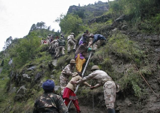 Soldiers rescue stranded people after heavy rains in the Himalayan state of Uttarakhand June 18, 2013. (Reuters) North India Floods