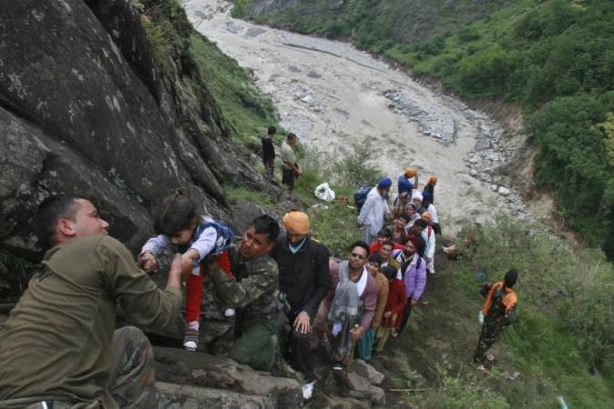 Soldiers rescue stranded people after heavy rains in the Himalayan state of Uttarakhand June 18, 2013. North India Floods