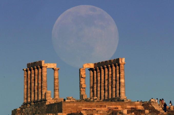 The moon rises over the temple of Poseidon, the ancient Greek god of the seas, as tourists enjoy the sunset in Cape Sounion some 60 km east of Athens June 22, 2013. (Reuters) Supermoon 2013