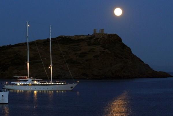 A supermoon rises over the temple of Poseidon, the ancient Greek god of the seas, in Cape Sounion east of Athens. (Reuters<br> ) Supermoon