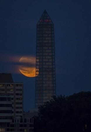 Supermoon in Washington (Reuters) Supermoon