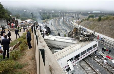 Rescue workers pull victims from a train crash near Santiago de Compostela, northwestern Spain, July 24, 2013. (REUTERS/Oscar Corral)