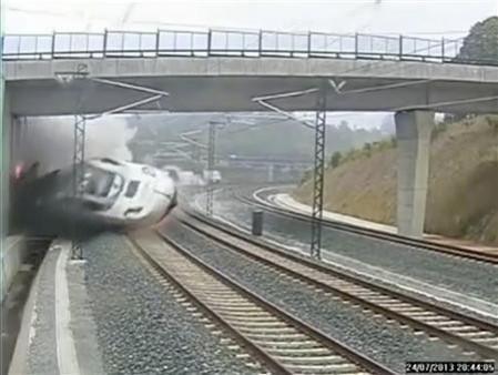 A train derails in this still image from the video of a security camera near Santiago de Compostela, northwestern Spain July 24, 2013. (REUTERS/CCTV via REUTERS TV) A train derails in this still image from the video of a security camera near Santiago de Compostela, northwestern Spain July 24, 2013. (REUTERS/CCTV via REUTERS TV)