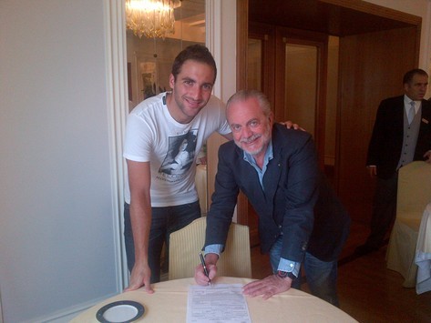 Gonzalo Higuain (L) and Napoli president Aurelio di Laurentiis