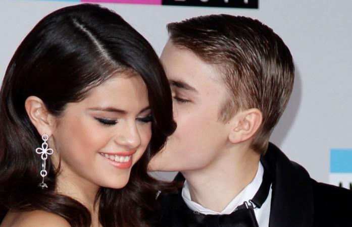 Justin Bieber kisses Selena Gomez