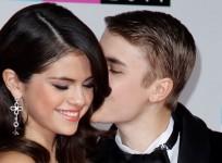 justin-bieber-kisses-selena-gomez