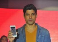 bollywood-actor-farhan-akhtar-holding-the-newly-launched-intex-aqua-i7