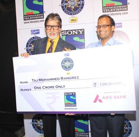 Amtabh Bachcan with 1 Crore Winner Taj Mohammed Rangrez (photo: Varinder Chawla)