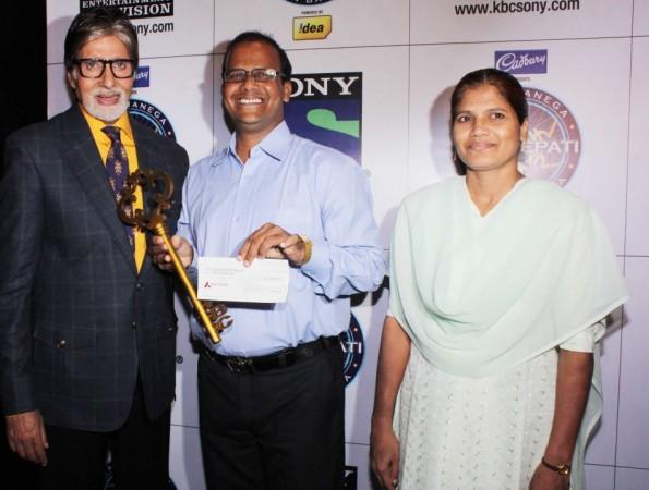 Amtabh Bachcan with 1 Crore Winner Taj Mohammed Rangrez (photo: Varinder Chawla)