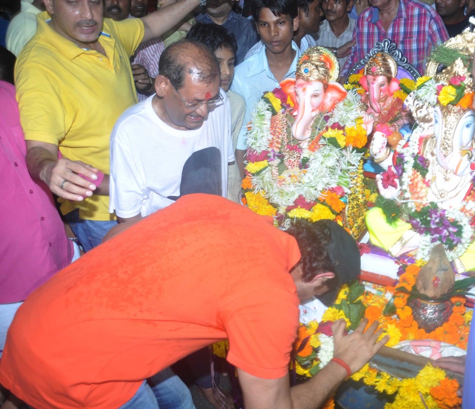 Hrithik Roshan during Ganpati Visarjan Hrithik Roshan