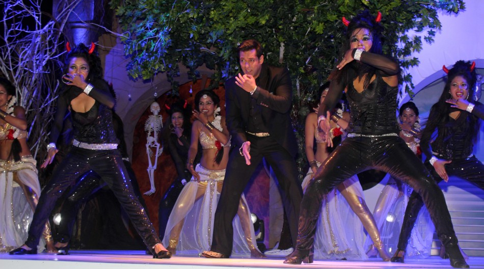 Salman performs with dancers dressed as angels (photo Varinder Chawla)