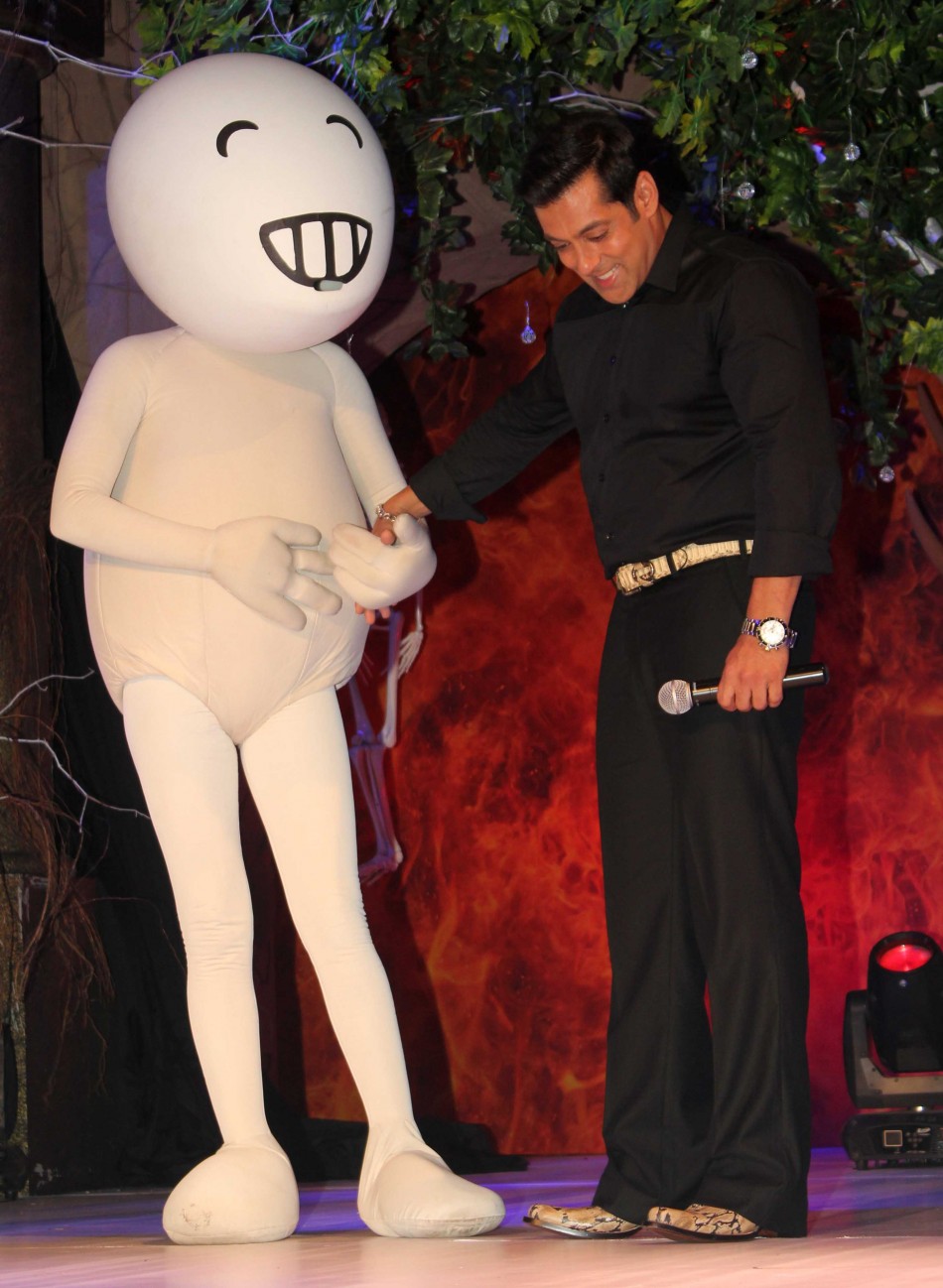 Salman Khan laughs it out  with Vodafone mascot (photo Varinder Chwla)