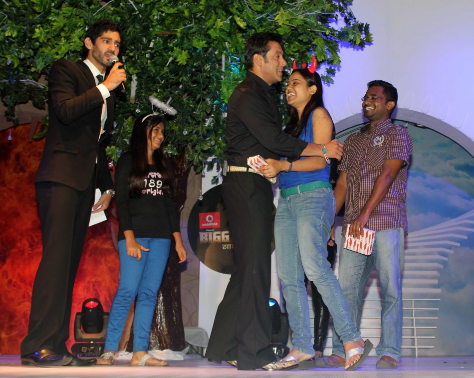 Salman obliges to fans (photo Varinder Chawla)