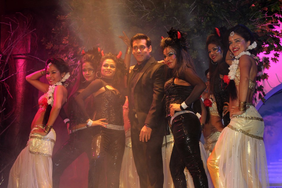Salman performs with dancers dressed as angels (photo Varinder Chawla)