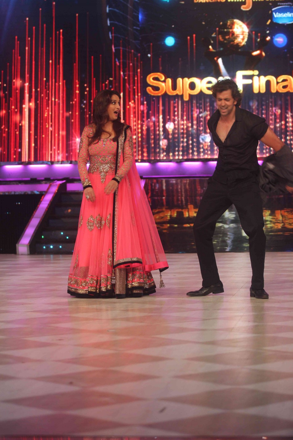 Madhuri and Hrithik matches steps on the dance floor (photo Varinder Chawla)
