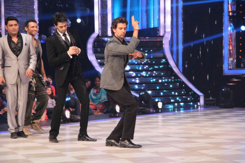 Hrithik Dances with participants (photo Varinder Chawla)