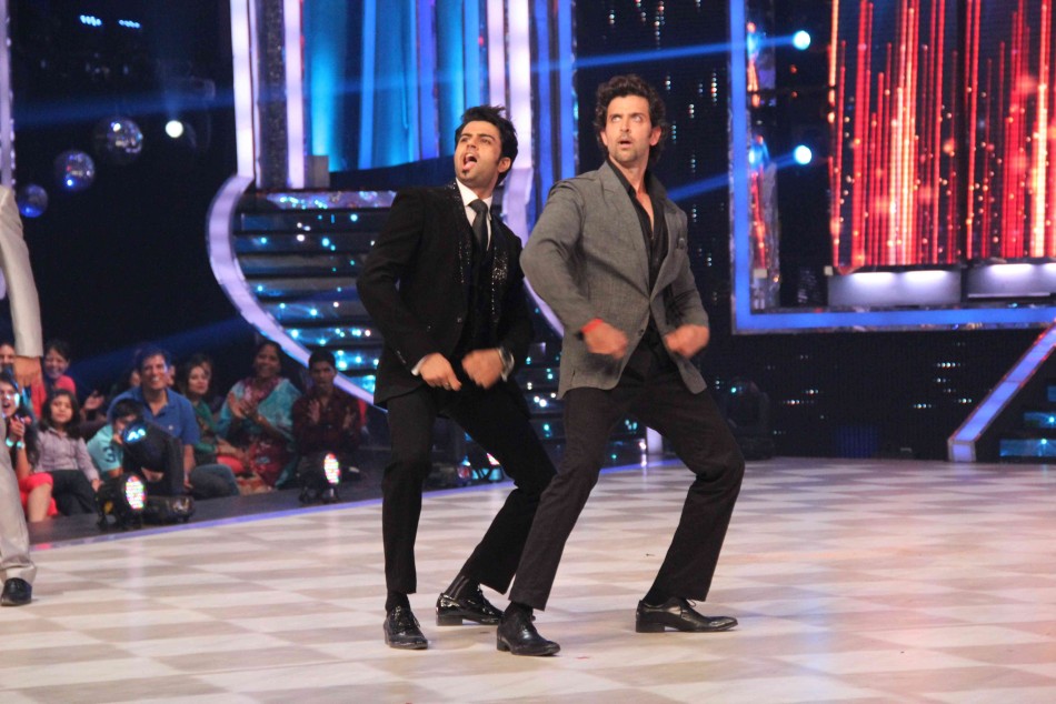 Hrithik Dances with participants (photo Varinder Chawla)