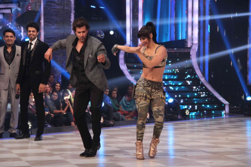 Hrithik Dances with participants (photo Varinder Chawla)