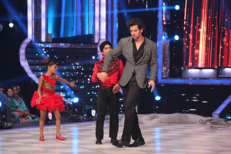 Hrithik Dances with participants (photo Varinder Chawla)