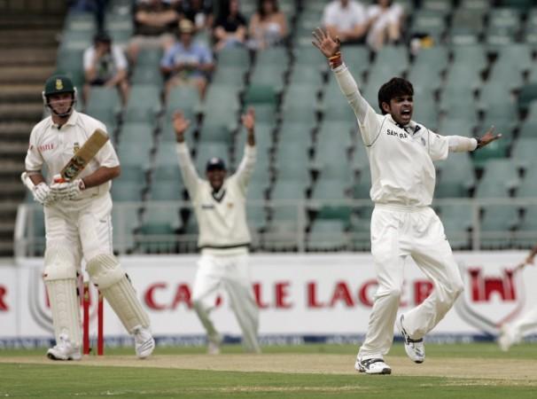 India's Shanta Sreesanth (R) successfully appeals the wicket LBW of South Africa's Graeme Smith (L) on day two of the first test cricket match at the Wanderers in Johannesburg December 16, 2006. Graeme Smith