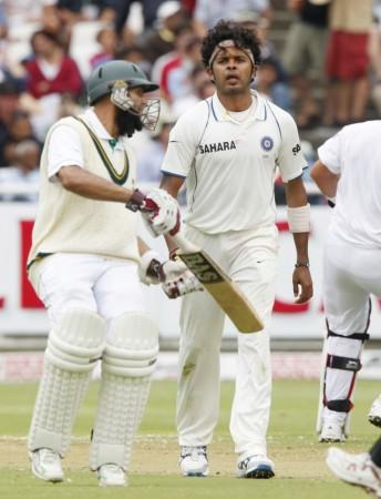 India's Shanthakumaran Sreesanth talks to South Africa's Hashim Amla (L) during their third cricket test match in Cape Town January 2, 2011.--- South African player Hashim Amla