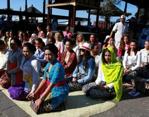 Miss World India (in green stole) listen to temple's proceedings along with other contestants. (Photo: Miss World/Facebook) Miss World 2013